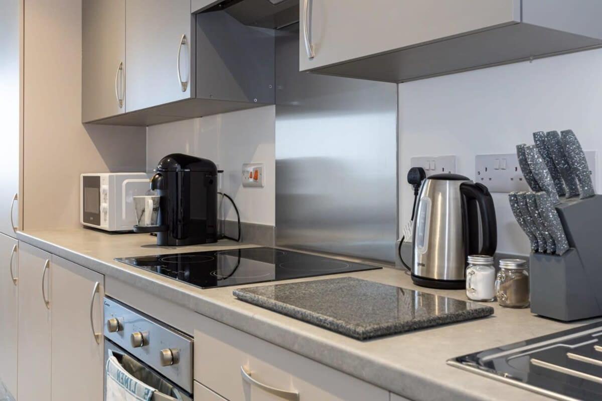 Modern 2 Bed Salford Apartment Stunning Views Manchester Ngoại thất bức ảnh