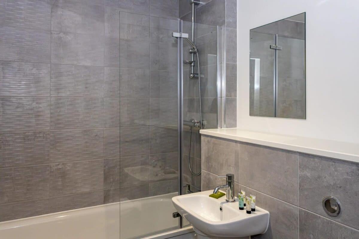 Modern 2 Bed Salford Apartment Stunning Views Manchester Ngoại thất bức ảnh
